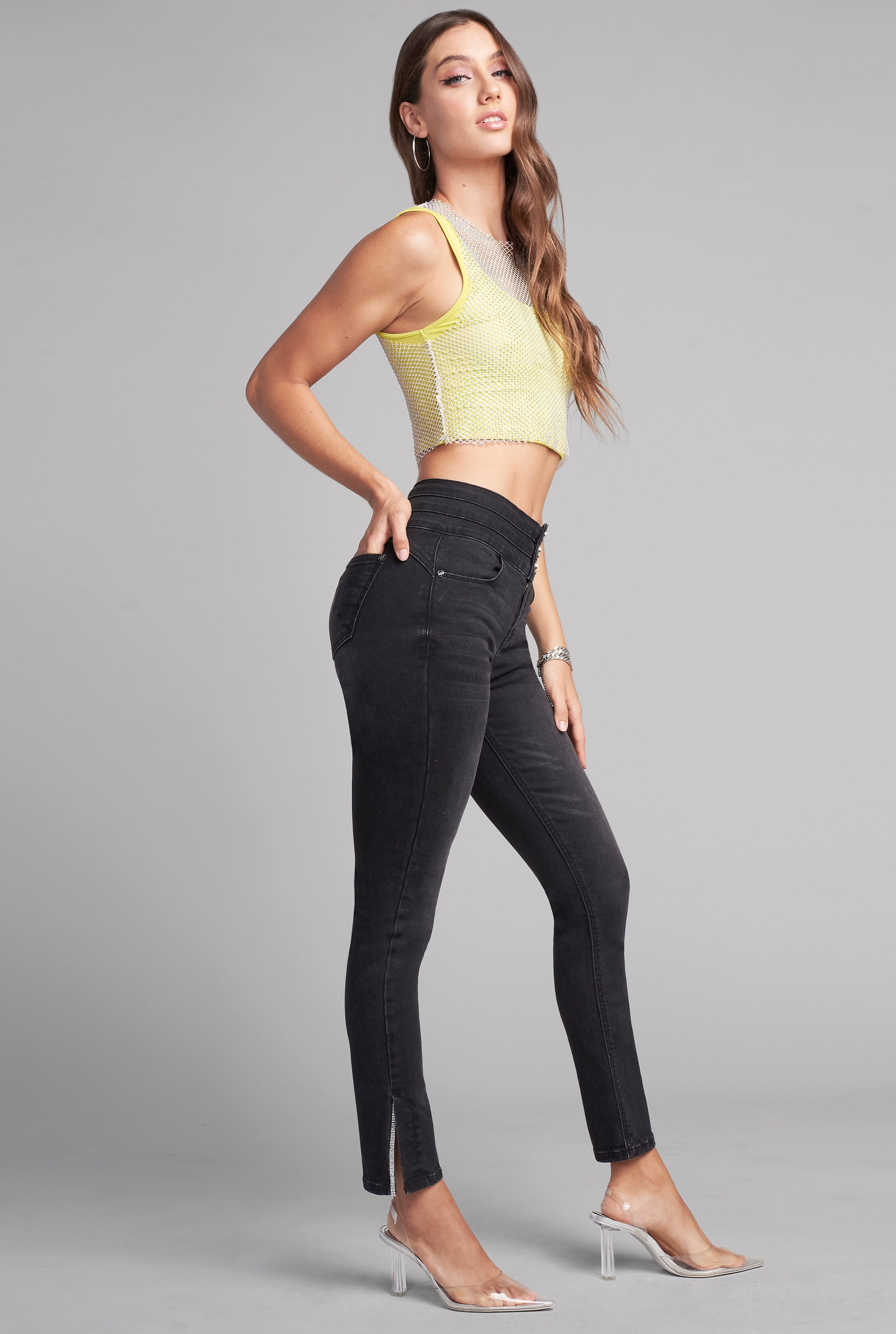 JEANS SLIM RECTO CON ABERTURA EN TOBILLO CINTURA ALTA PUSH UP COLOR NEGRO 4221NGRO