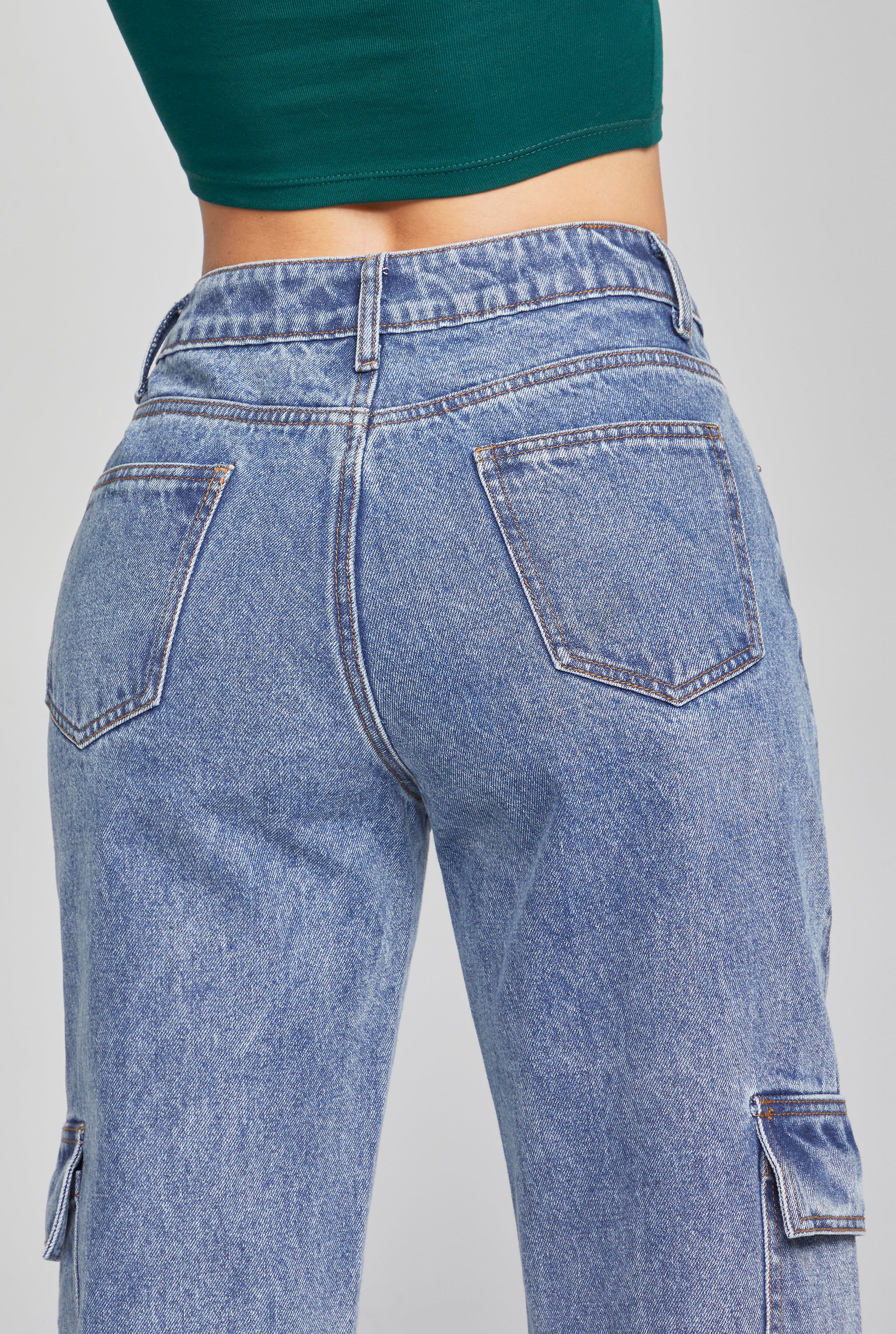JEANS CARGO RECTO CINTURA ALTA COLOR AZUL OSCURO 0030STME