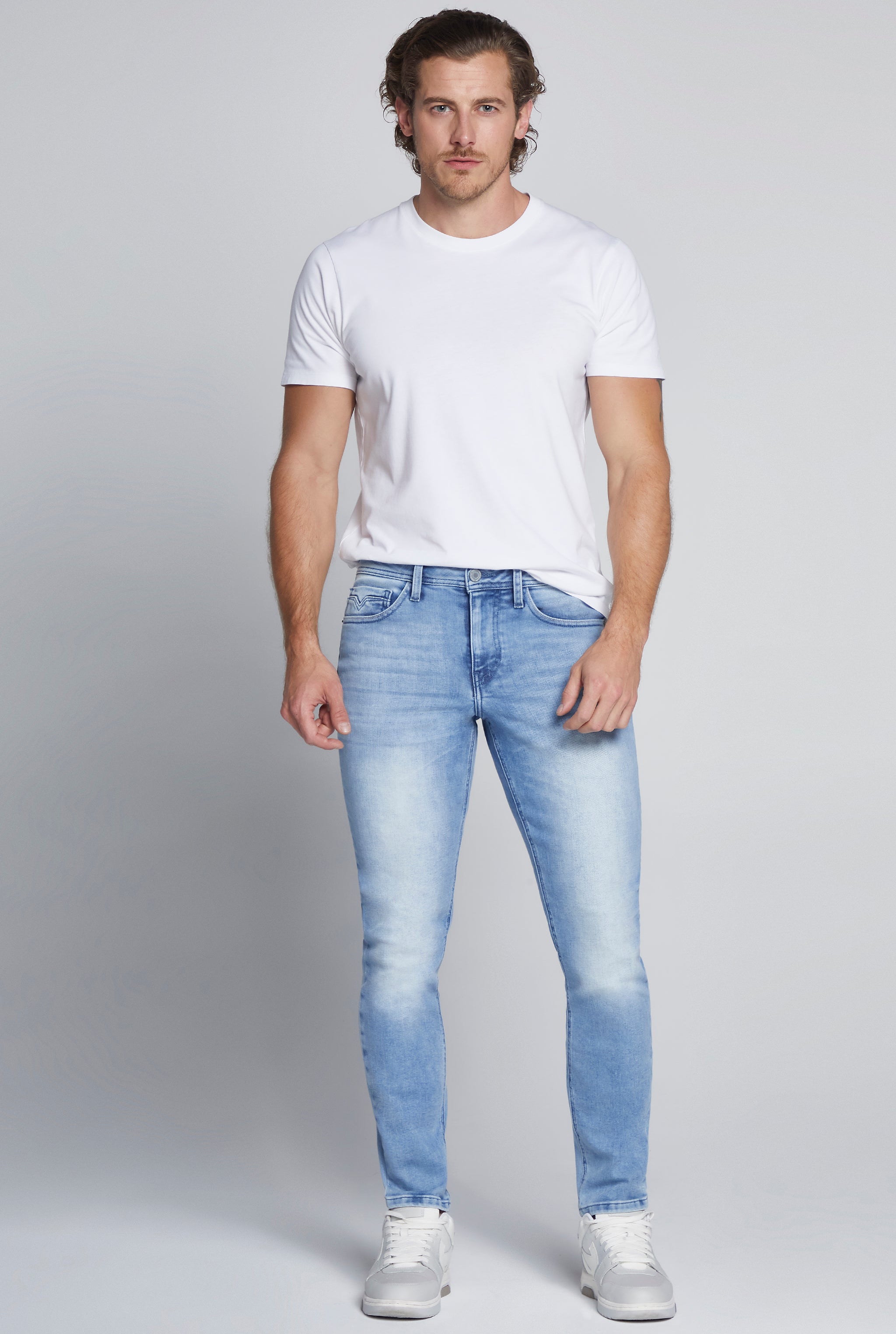 JEANS PARA HOMBRE CORTE SKINNY COLOR AZUL MEDIO 7043STCL
