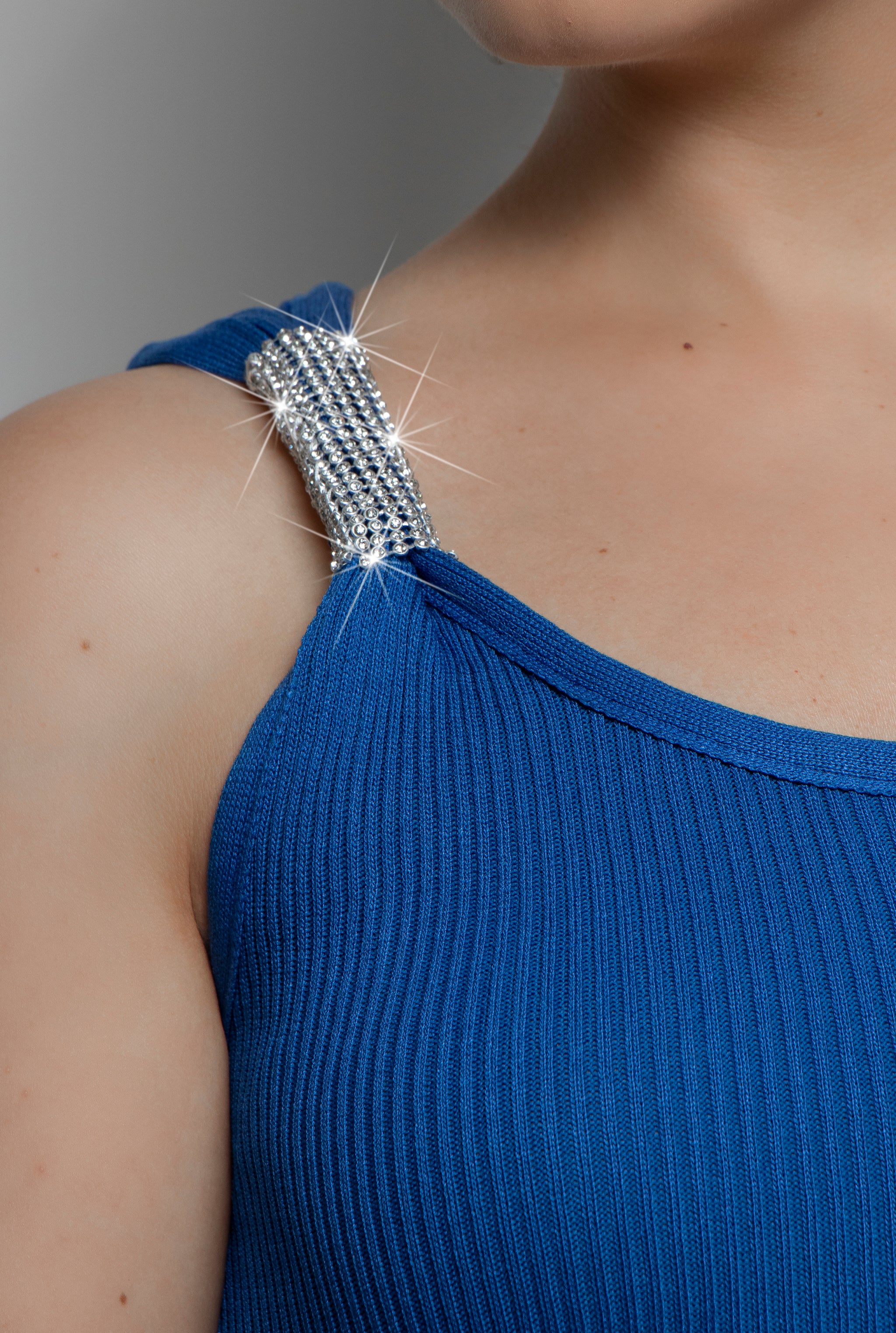 TOP AZUL CON DETALLE EN HOMBRO 9641AZUL