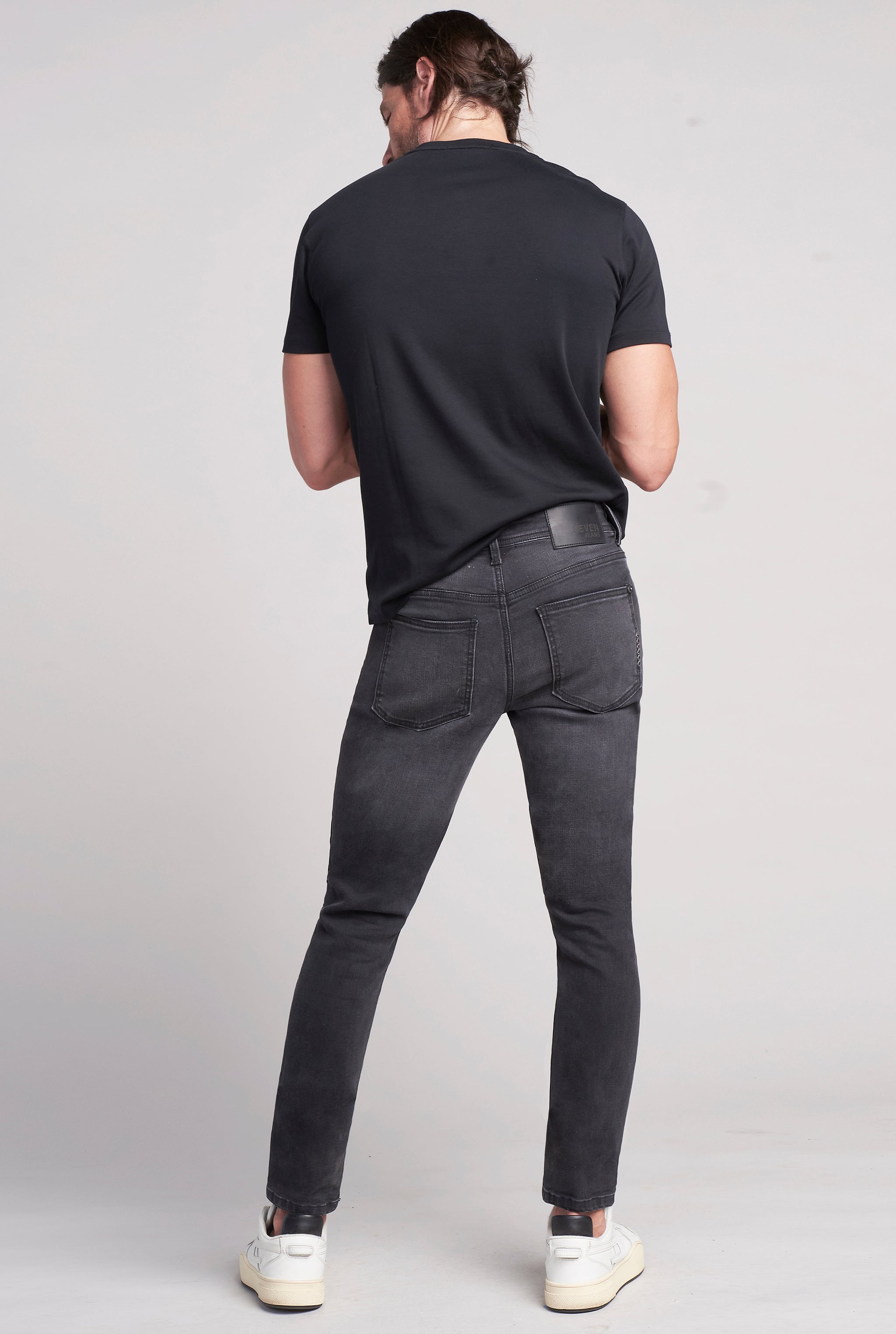 JEANS PARA HOMBRE CINTURA REGULAR CORTE SÚPER SKINNY COLOR NEGRO 7044NGRO