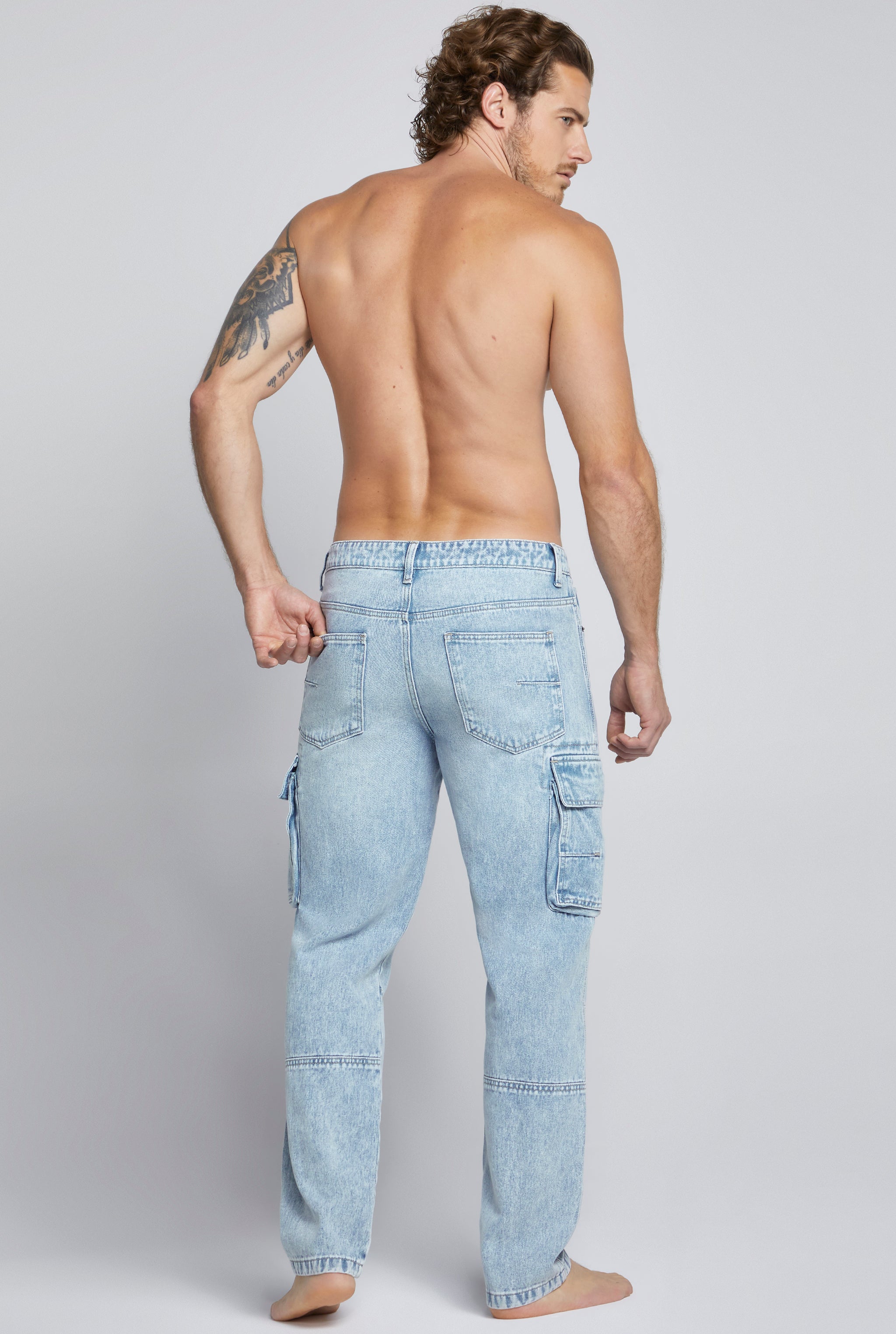 JEANS CARGO PARA HOMBRE CINTURA REGULAR CORTE RECTO AMPLIO COLOR AZUL CLARO 7078STCL