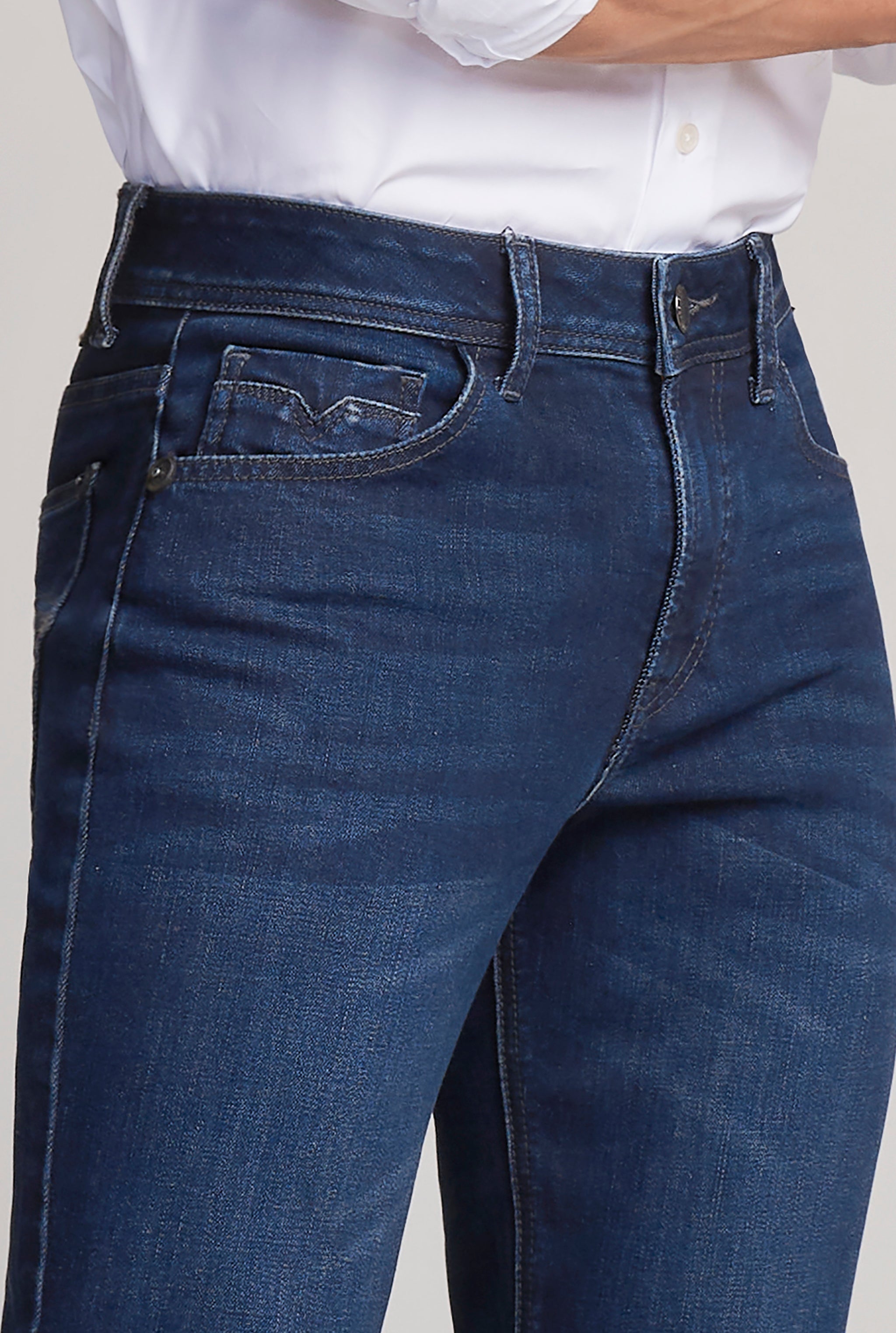 JEANS PARA HOMBRE CINTURA REGULAR CORTE SLIM COLOR AZUL OBSCURO 7046STOB