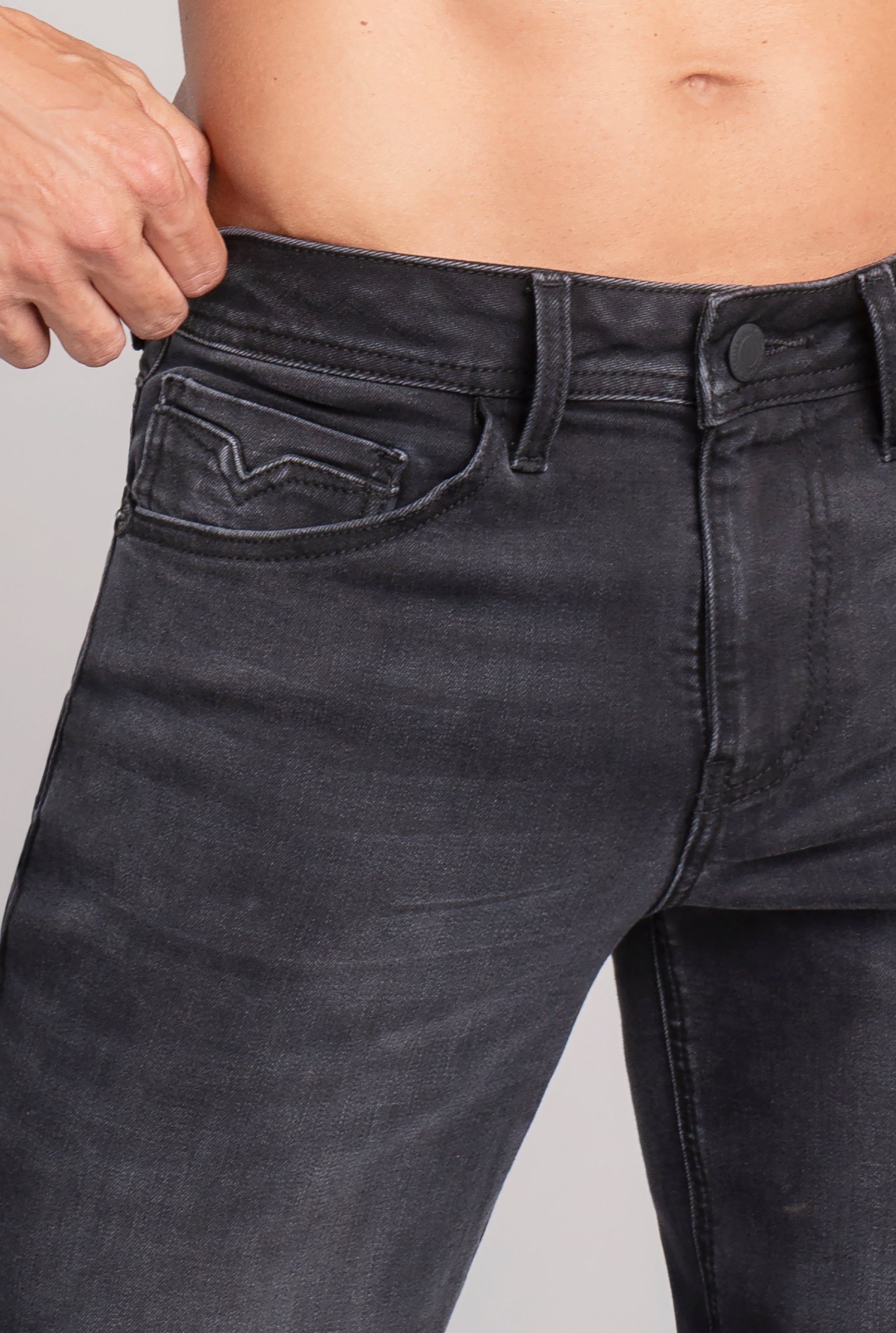 JEANS PARA HOMBRE CINTURA REGULAR CORTE SÚPER SKINNY COLOR NEGRO 7044NGRO