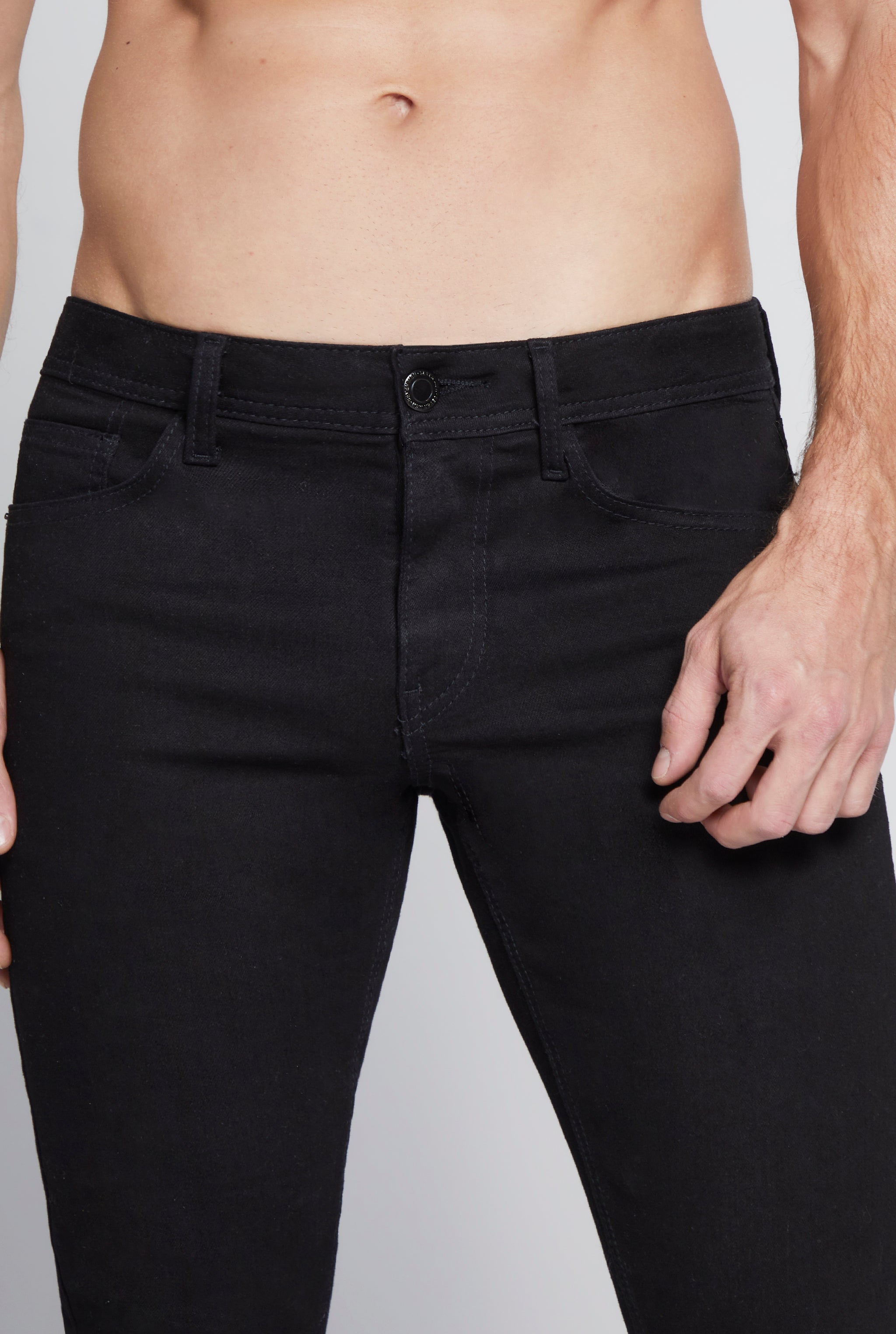 JEANS PARA HOMBRE CINTURA REGULAR CORTE SKINNY COLOR NEGRO 7079NGRO