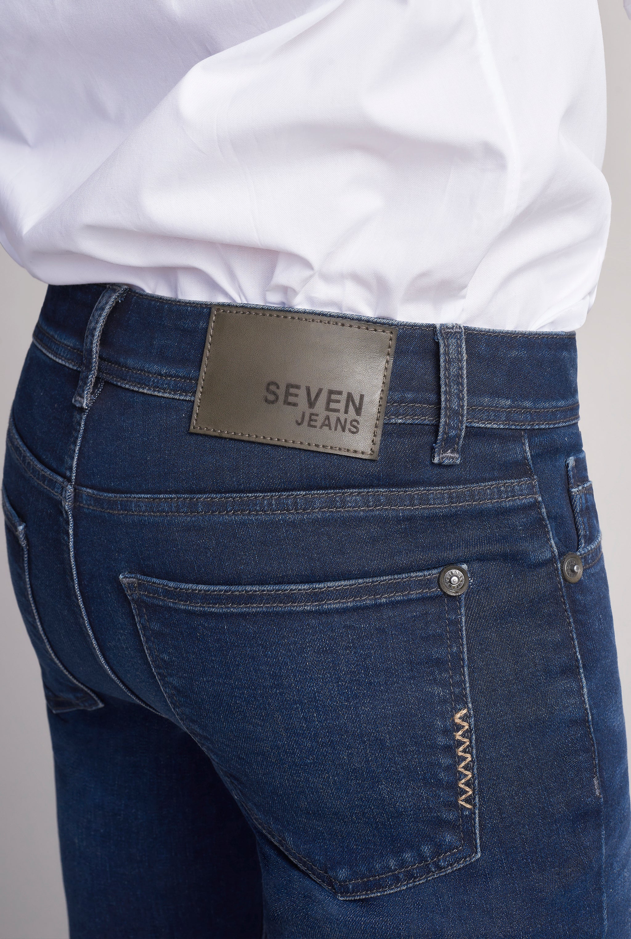 JEANS PARA HOMBRE CINTURA REGULAR CORTE SLIM COLOR AZUL OBSCURO 7046STOB