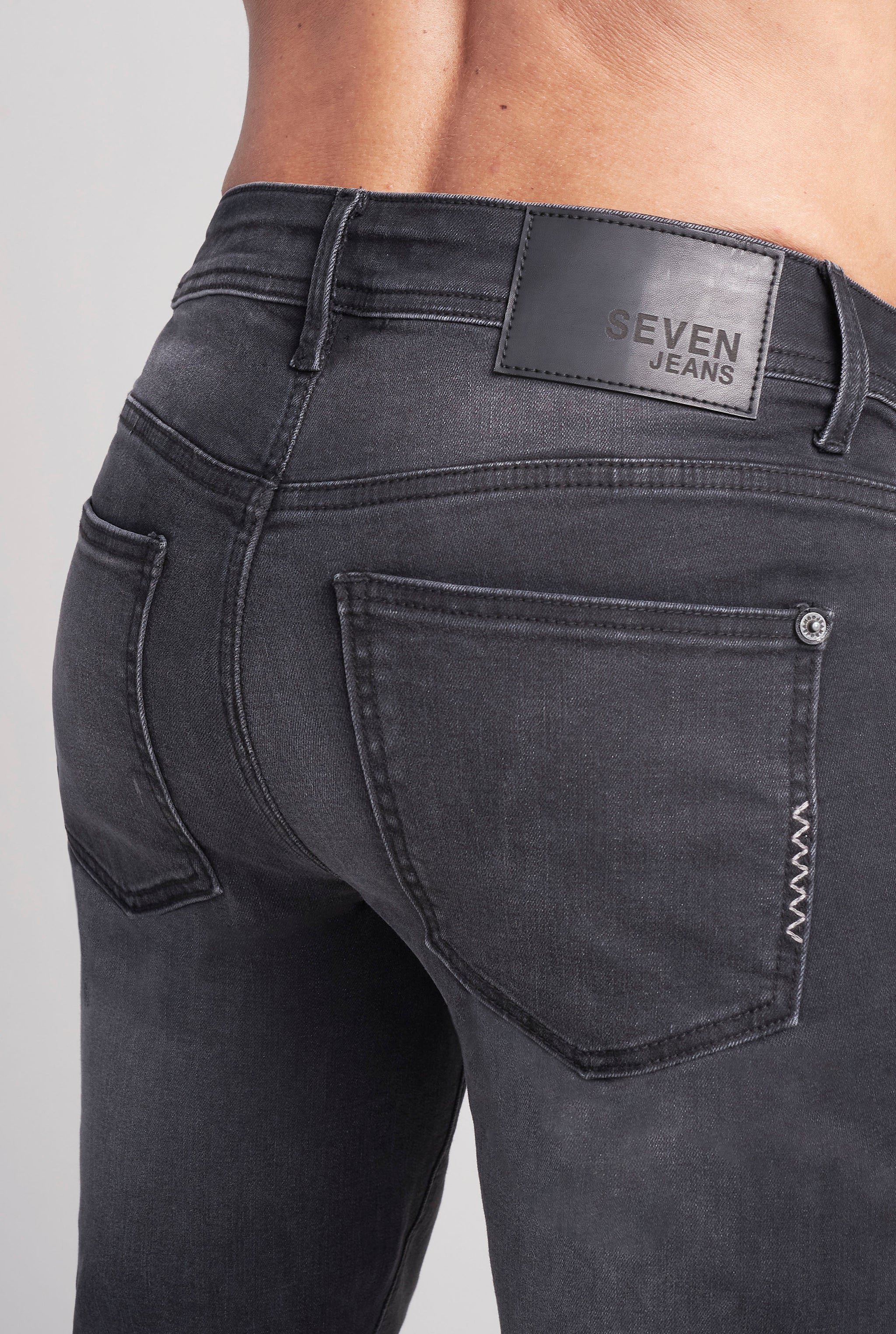 JEANS PARA HOMBRE CINTURA REGULAR CORTE SÚPER SKINNY COLOR NEGRO 7044NGRO