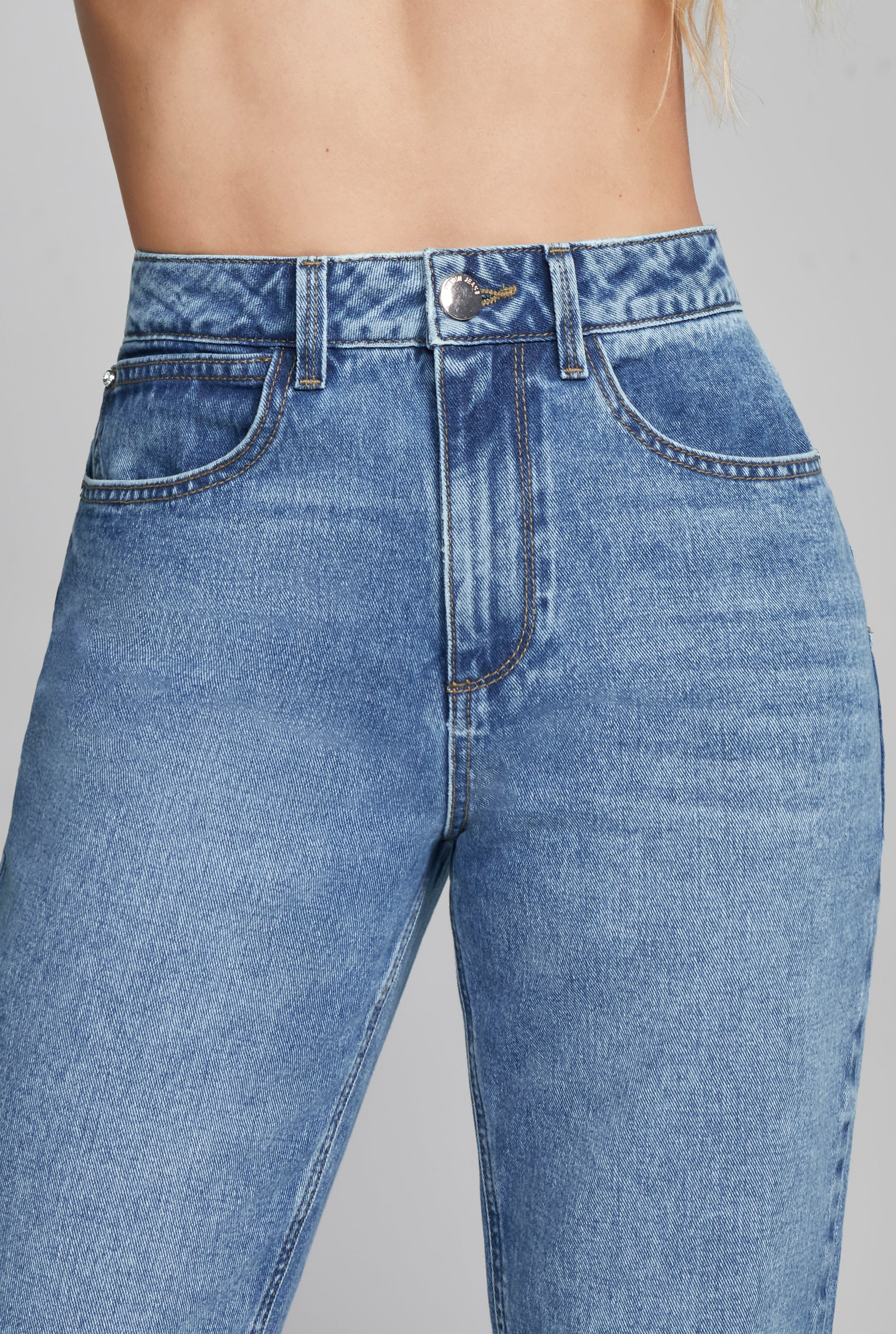 JEANS MOM SLIM CINTURA SÚPER ALTA COLOR AZUL MEDIO 4236STME