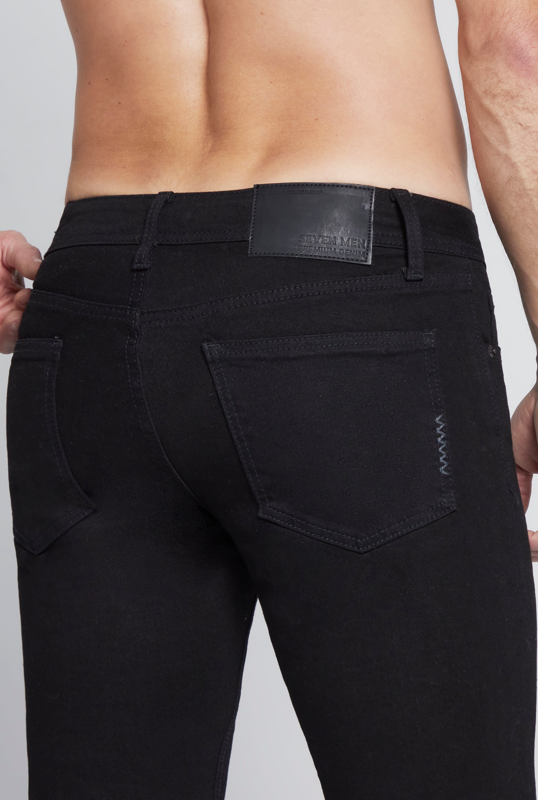 JEANS PARA HOMBRE CINTURA REGULAR CORTE SKINNY COLOR NEGRO 7079NGRO