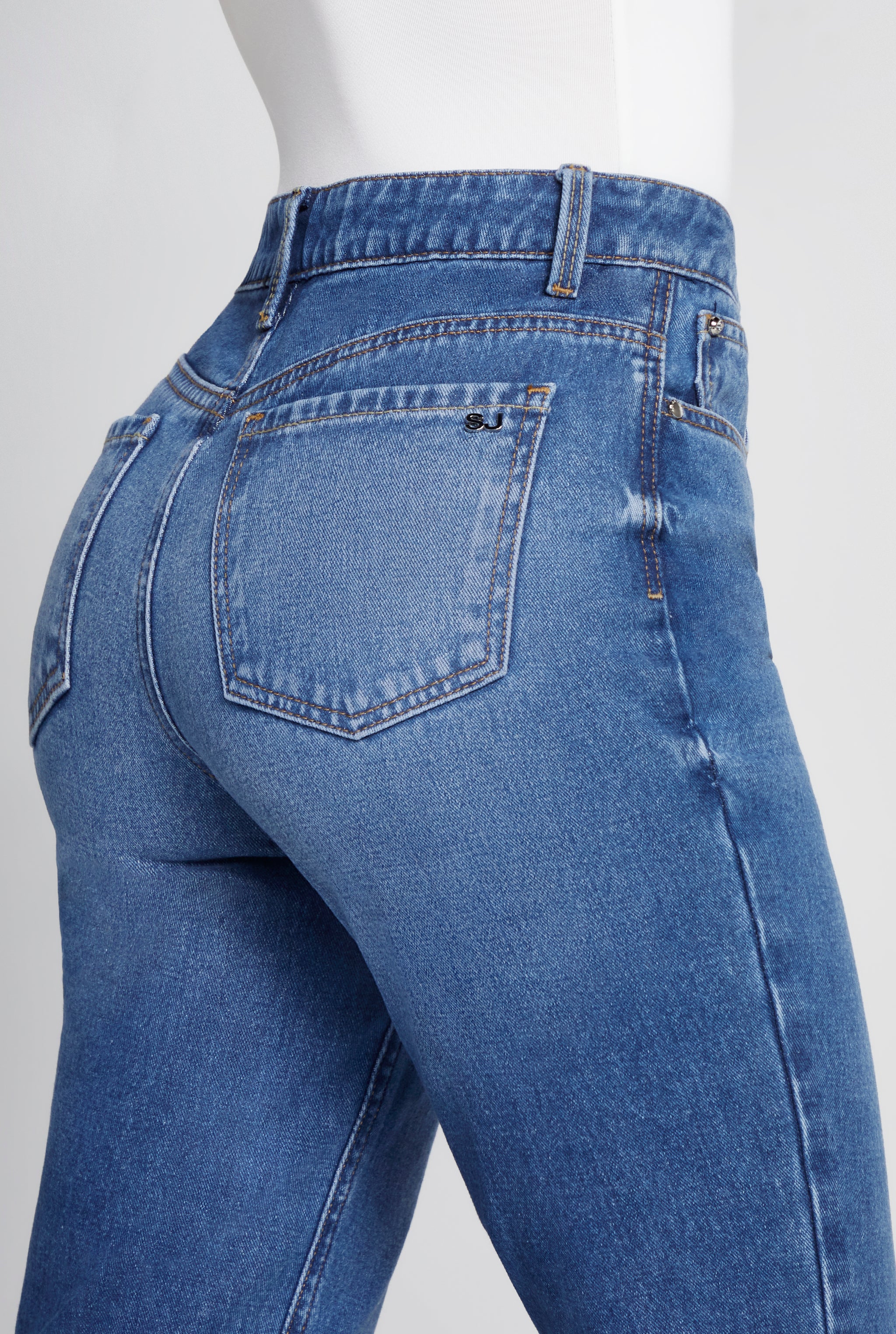 JEANS MOM SLIM CINTURA SÚPER ALTA COLOR AZUL OSCURO 4236STOB
