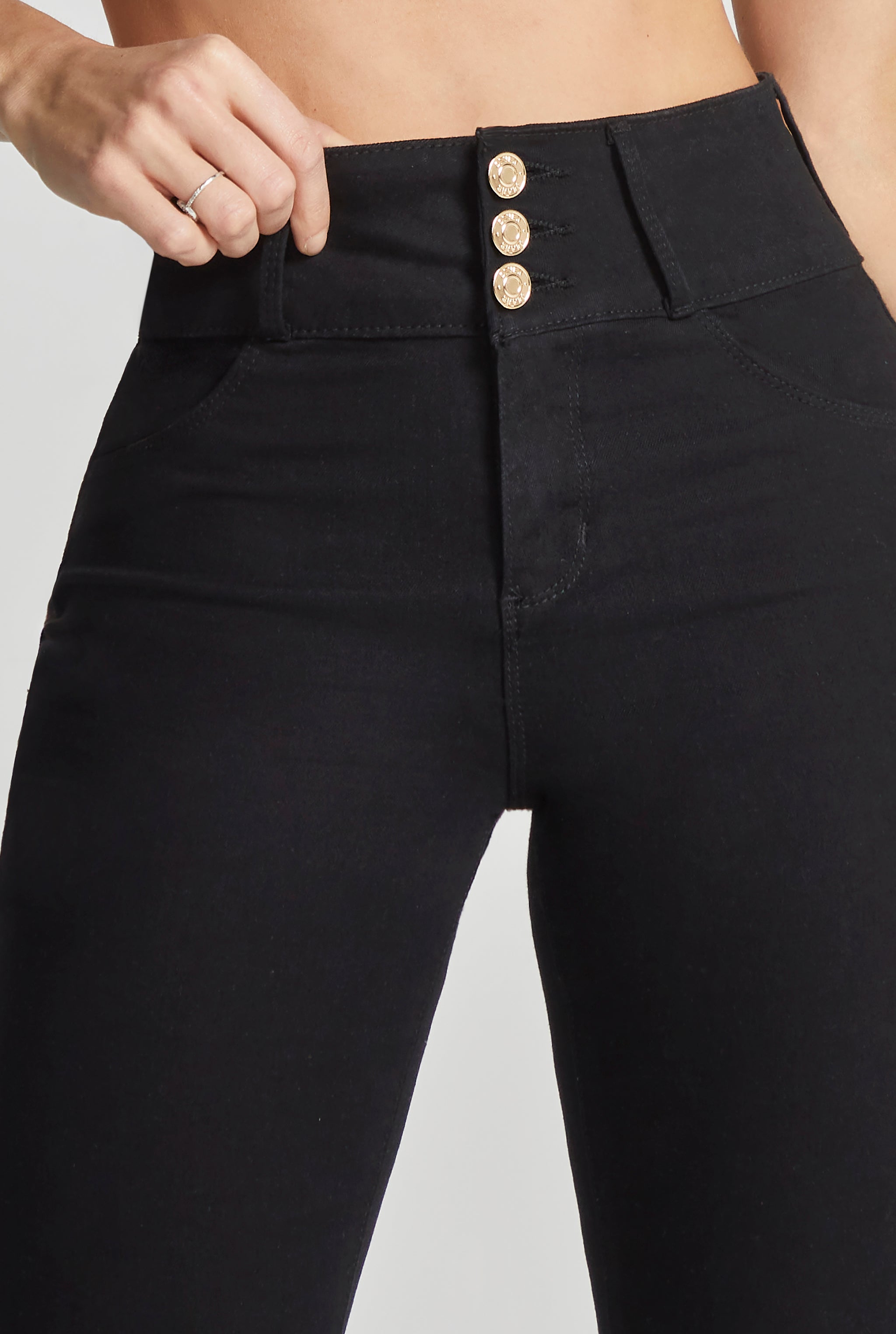 JEANS SEMI CAMPANA CINTURA ALTA PUSH UP 6040NGRO