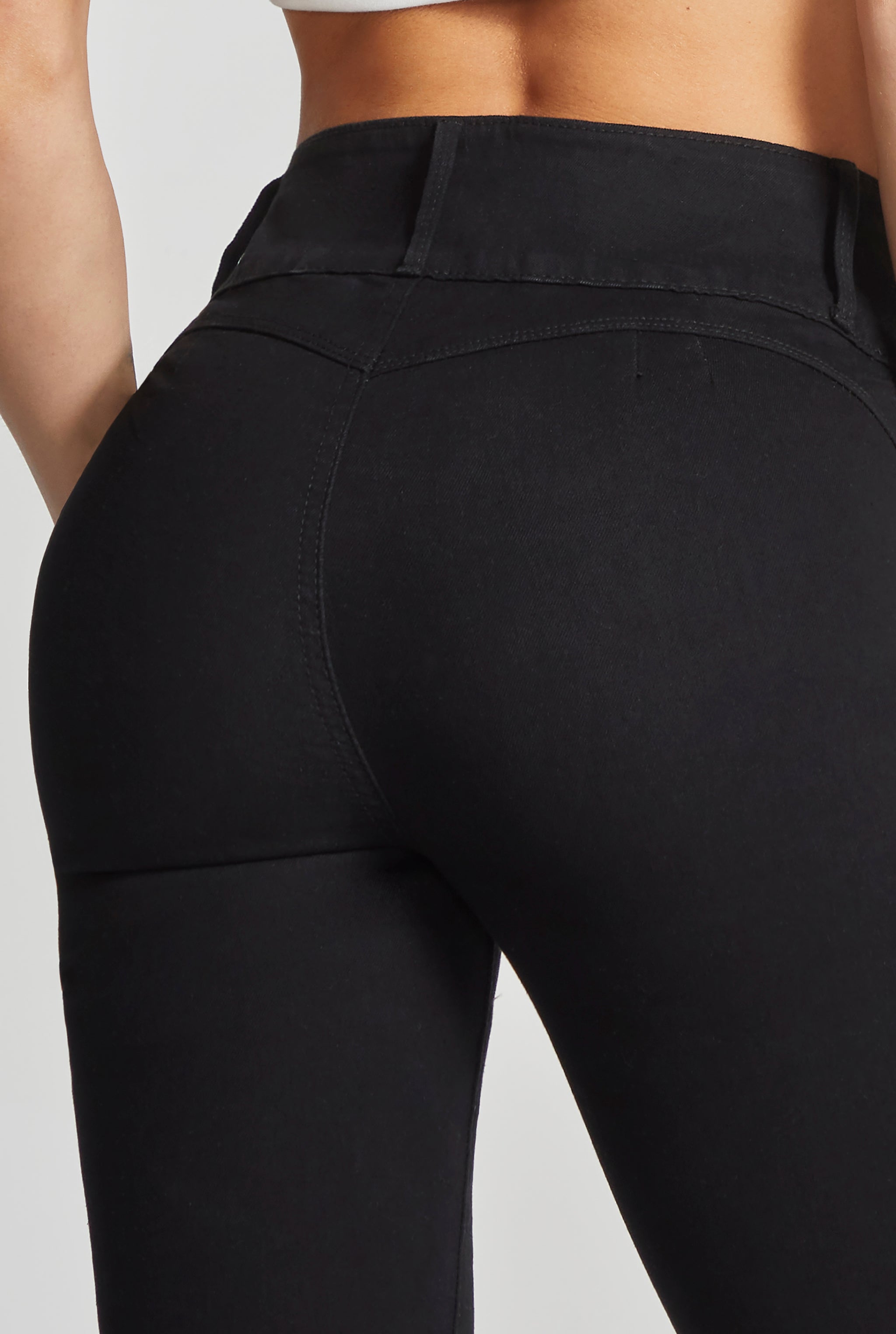 JEANS SEMI CAMPANA CINTURA ALTA PUSH UP 6040NGRO