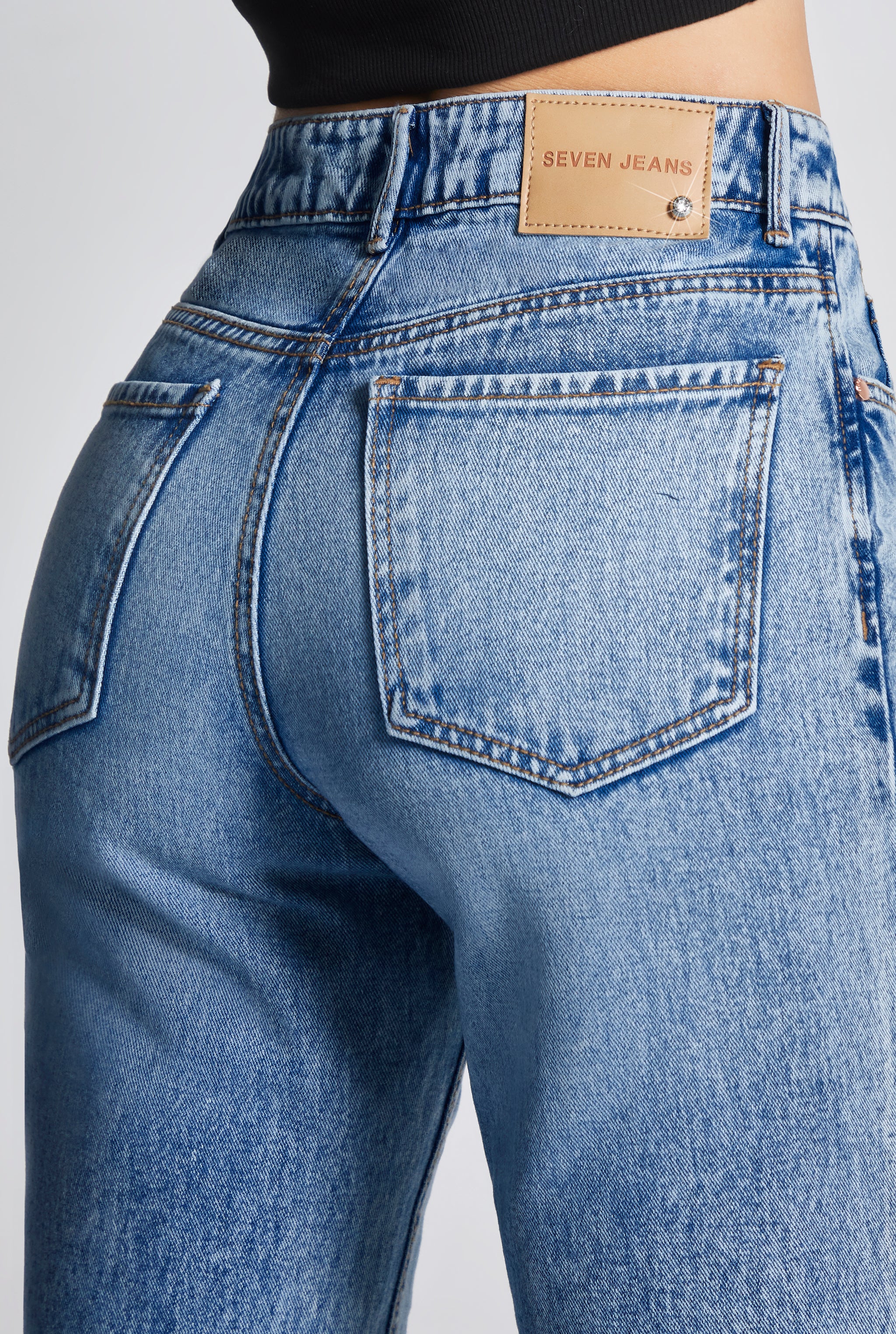 JEANS CINTURA ALTA MOM SEMI CAMPANA AZUL MEDIO CLARO 4240STMC