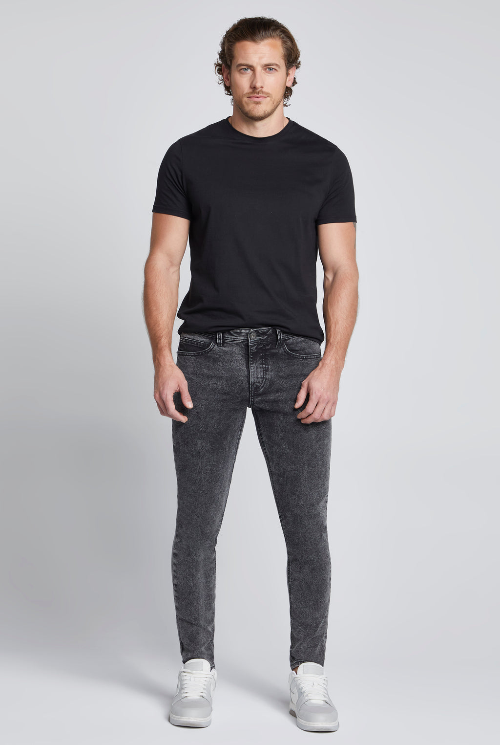 JEANS PARA HOMBRE CINTURA REGULAR CORTE SUPER SKINNY COLOR GRIS OBSCURO 7053GRIS (7416182112393)