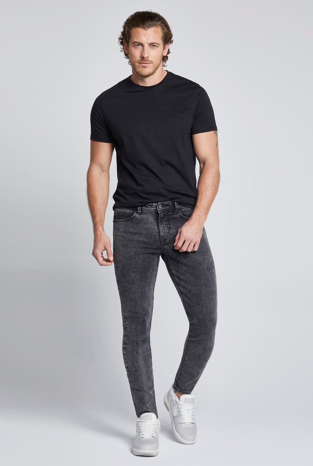 JEANS PARA HOMBRE CINTURA REGULAR CORTE SUPER SKINNY COLOR GRIS OBSCURO 7053GRIS (7416182112393)