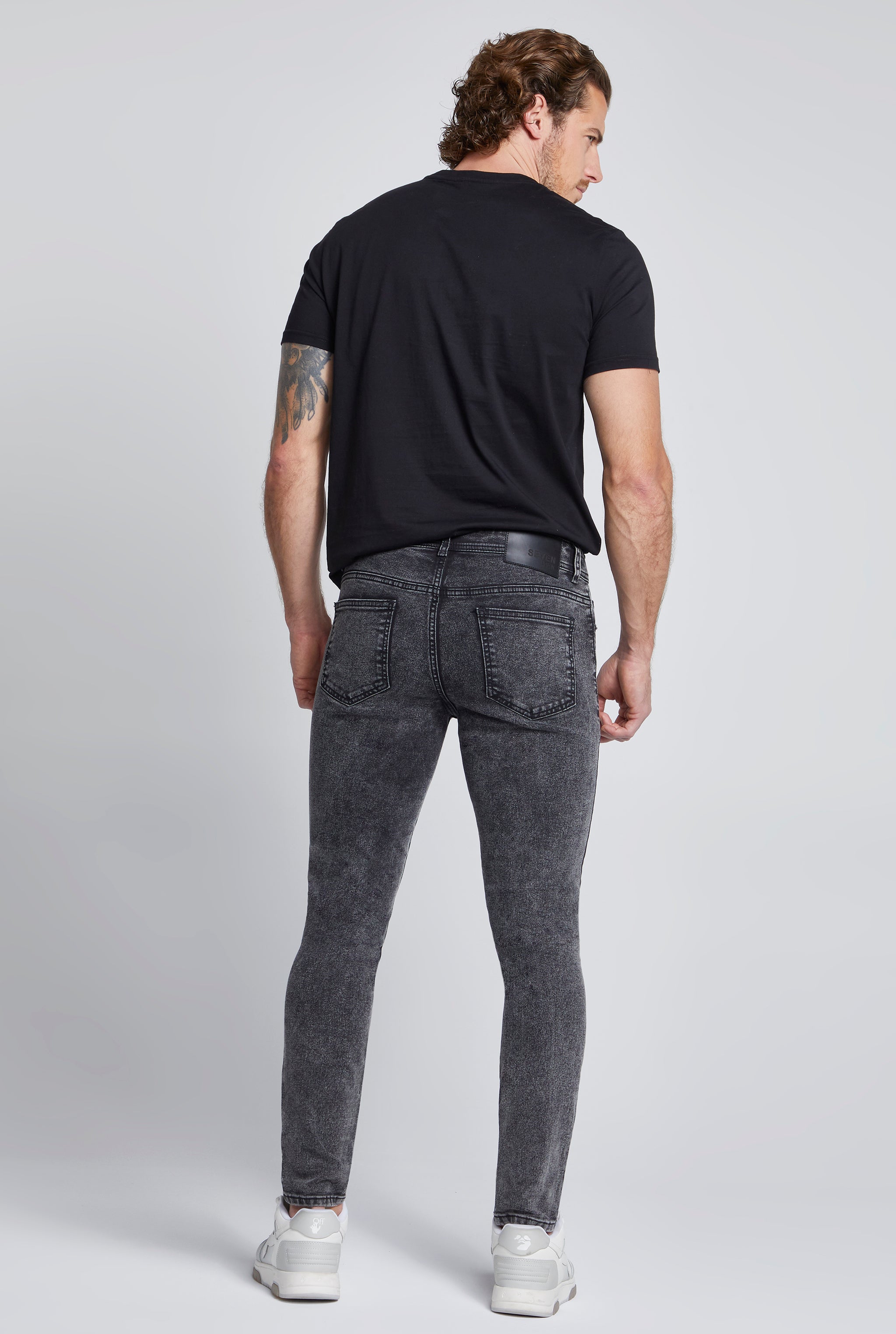 JEANS PARA HOMBRE CINTURA REGULAR CORTE SUPER SKINNY COLOR GRIS OBSCURO 7053GRIS