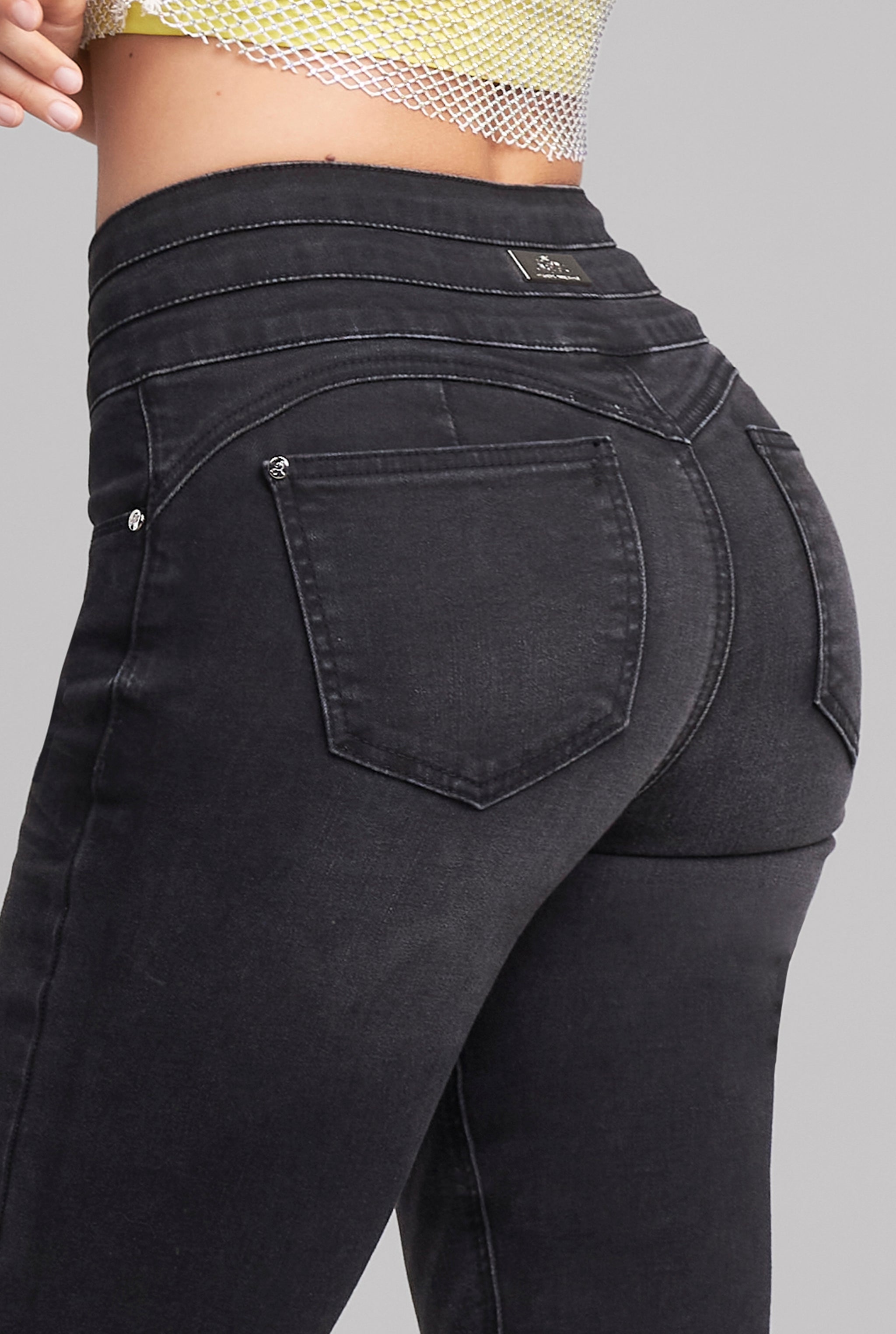 JEANS SLIM RECTO CON ABERTURA EN TOBILLO CINTURA ALTA PUSH UP COLOR NEGRO 4221NGRO