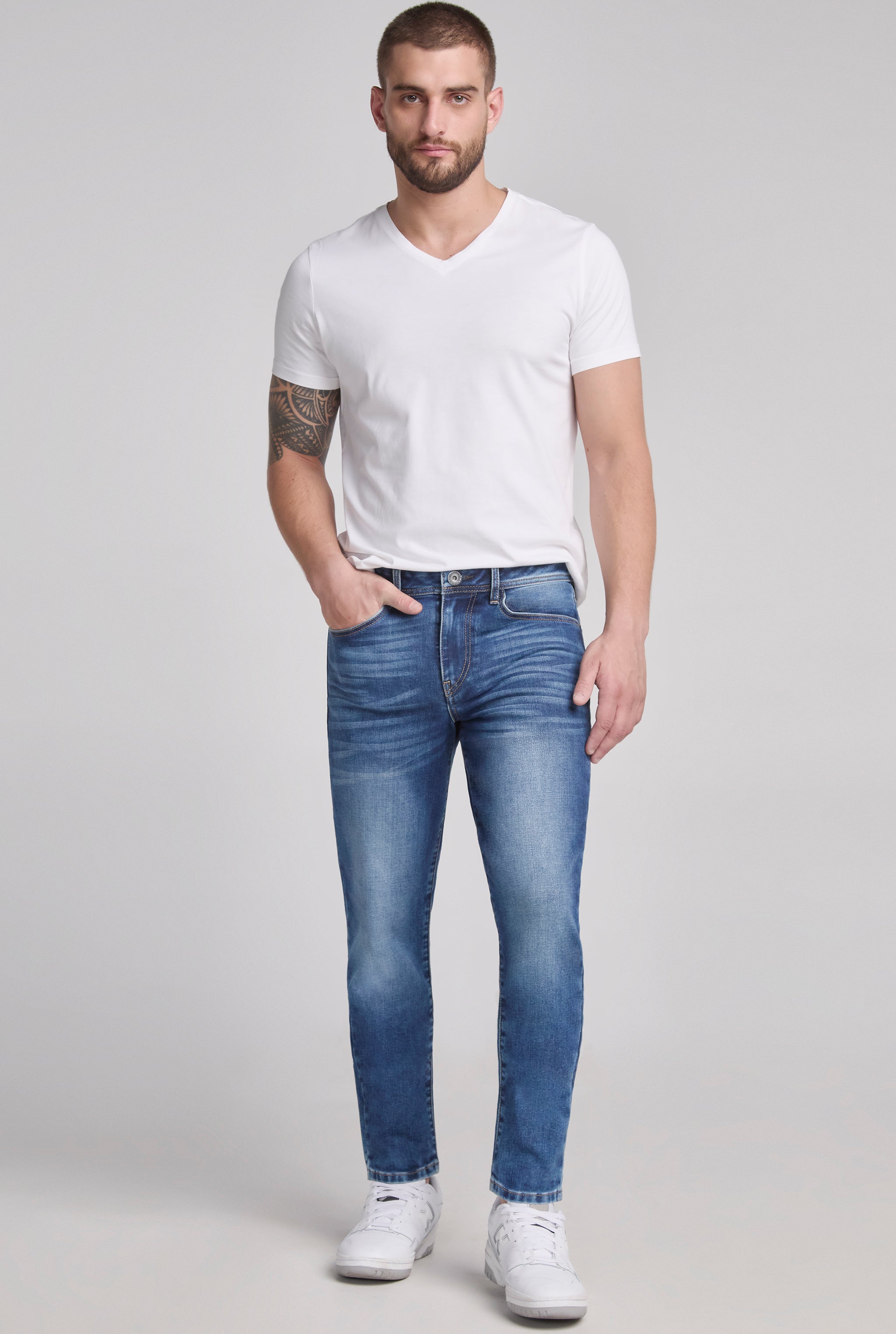 JEANS PARA HOMBRE CINTURA REGULAR CORTE SLIM COLOR AZUL OBSCURO 7046STME