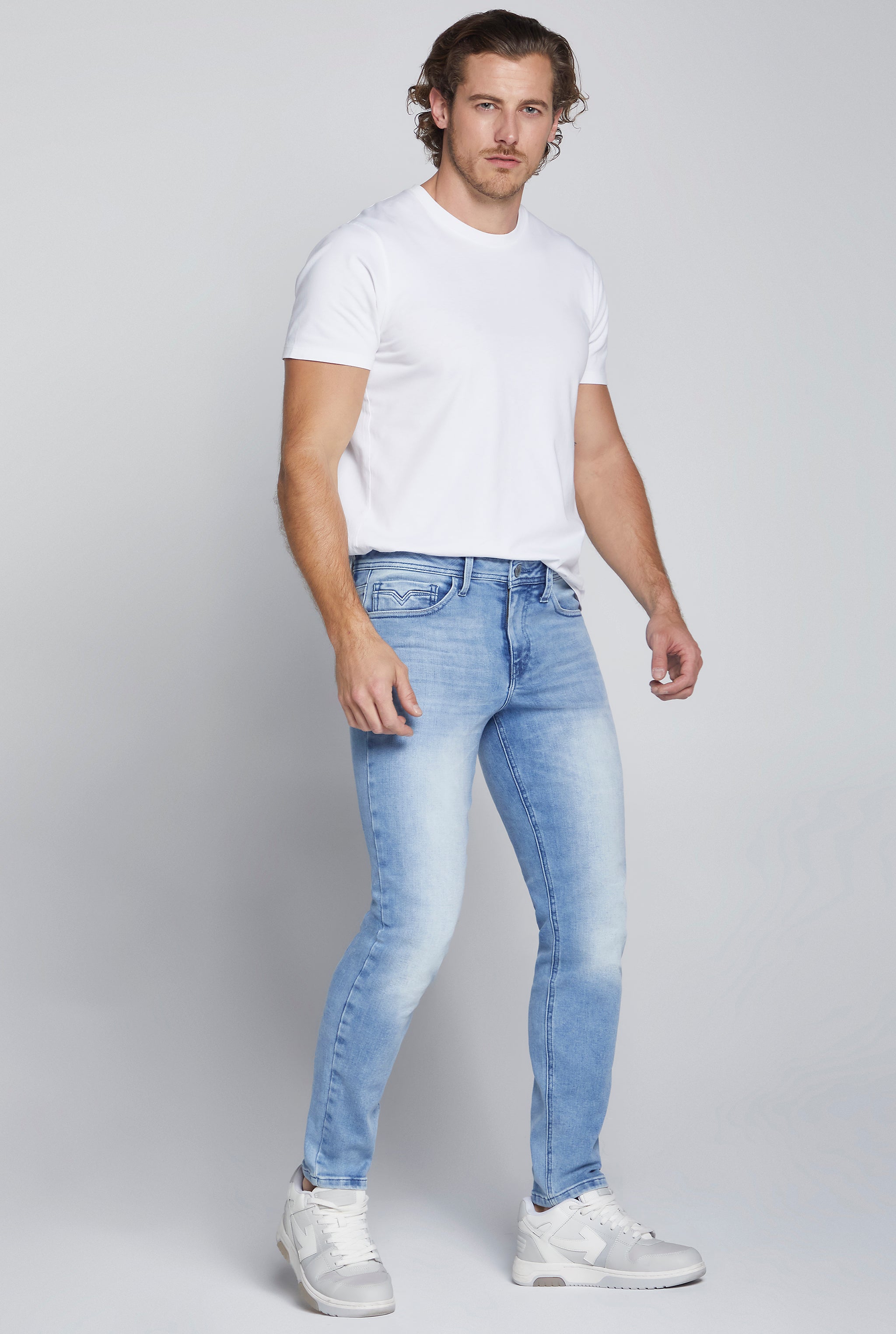 JEANS PARA HOMBRE CORTE SKINNY COLOR AZUL MEDIO 7043STCL