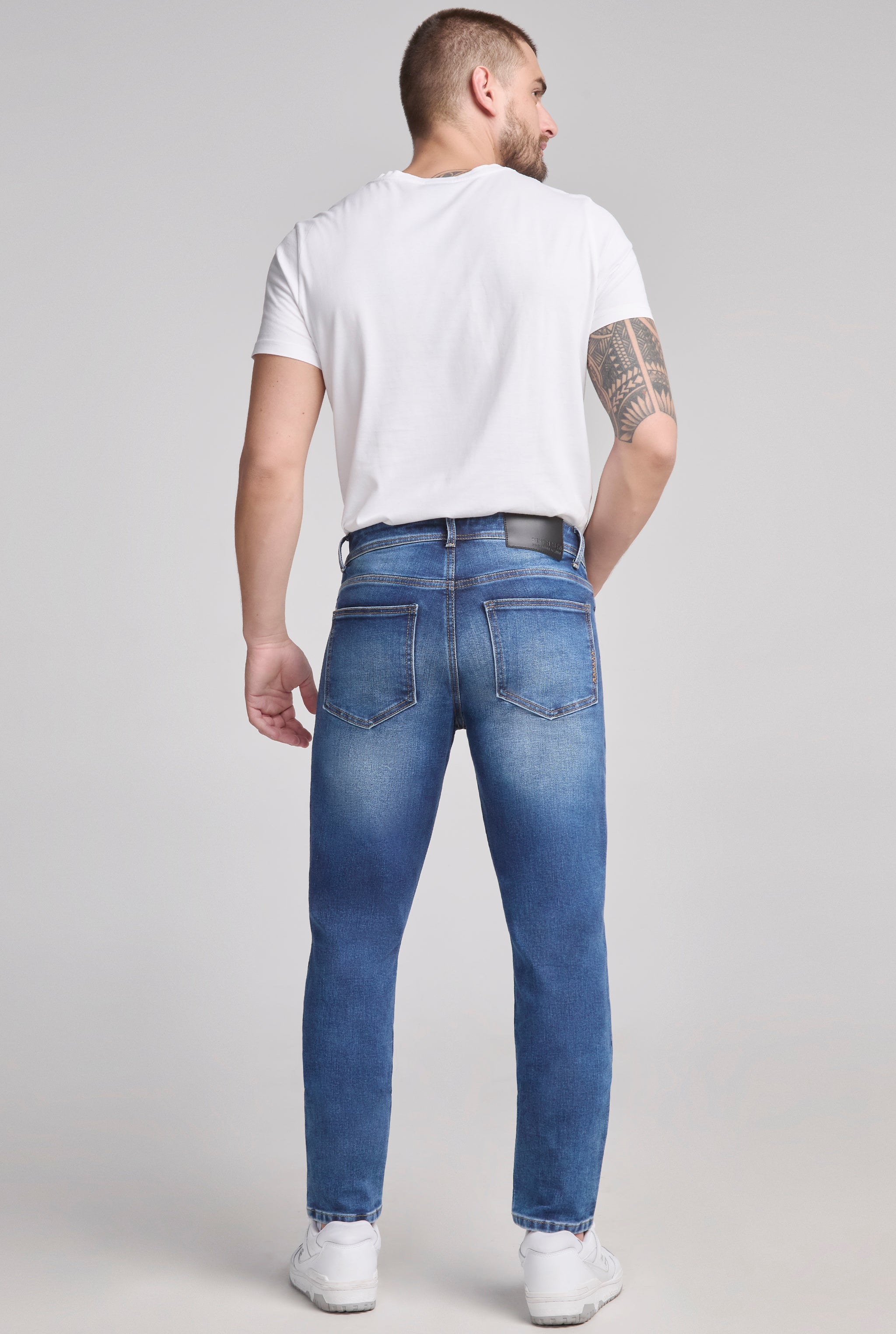 JEANS PARA HOMBRE CINTURA REGULAR CORTE SLIM COLOR AZUL OBSCURO 7046STME