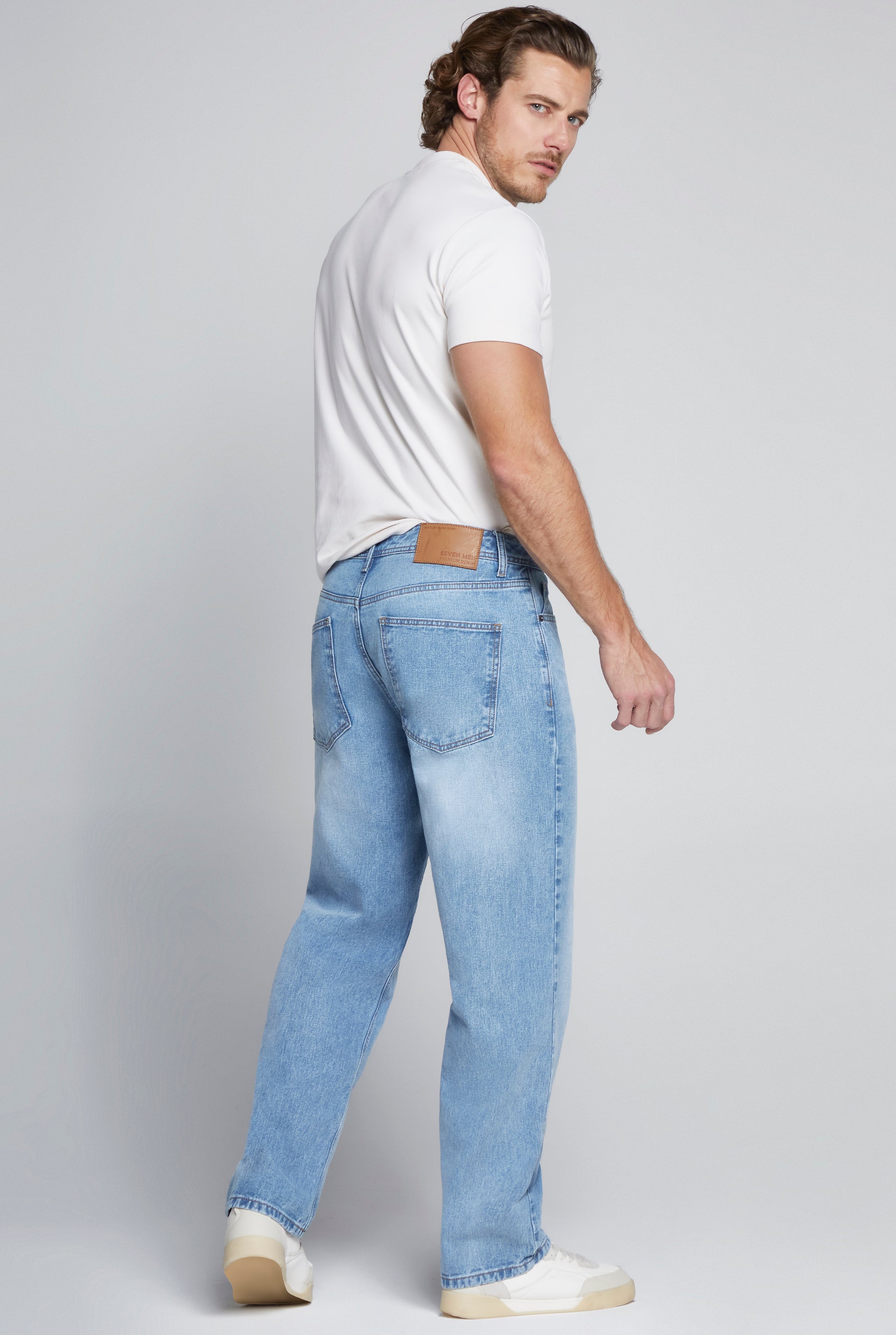 JEANS PARA HOMBRE CINTURA REGULAR CORTE RECTO AMPLIO COLOR AZUL CLARO 7076STCL