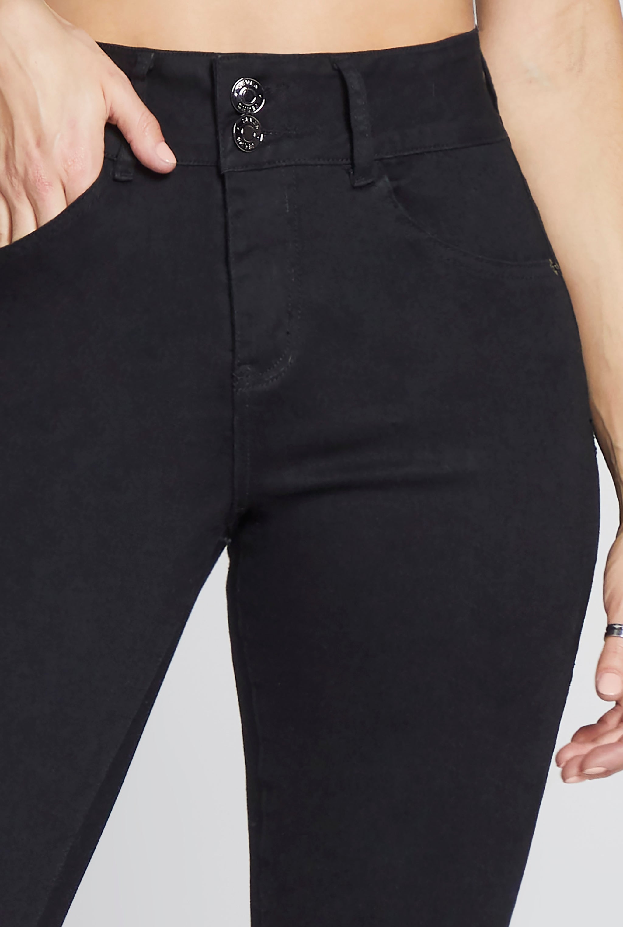JEANS SUPER SKINNY CINTURA ALTA TECNOLOGÍA PUSH UP 0118NGRO